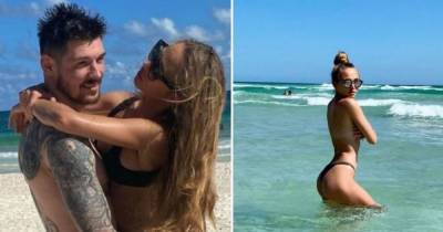 Схватил за ягодицы: вратарь "Динамо" показал горячее фото с женой на пляже Мексики
