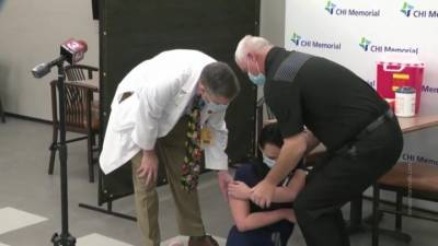 В США медсестра потеряла сознание после прививки вакциной Pfizer