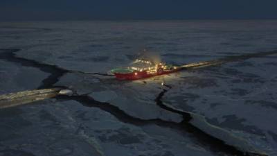 Российские моряки спасли с дрейфующей льдины двух рыбаков