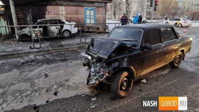 В Тюмени на Полевой из-за ДТП загорелось авто и подожгло дом