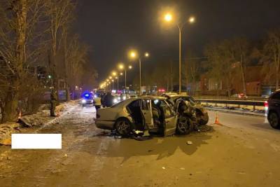 В Екатеринбурге Мерседес влетел в Шевроле: двое погибли