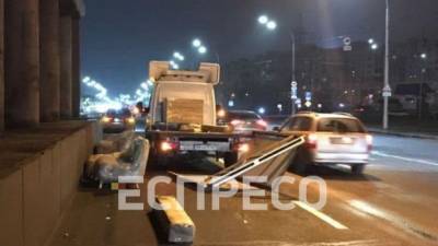В Киеве на проспекте Шухевича в грузовика сорвало кузов
