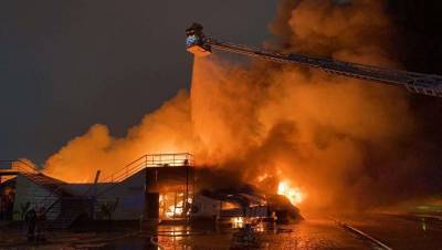 В Атырау крупный пожар произошёл на рынке "Дина"