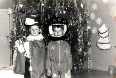 Девочки-снежинки и мальчики-зайчики: как советские родители наряжали детей на Новый год.
