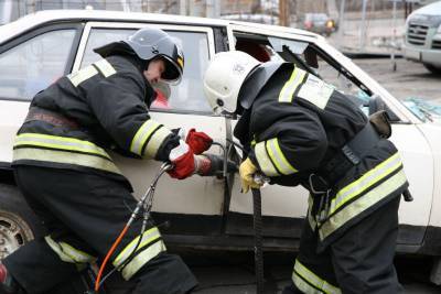 Спасатели передали медикам водителя пострадавшего при аварии на Таллинском шоссе