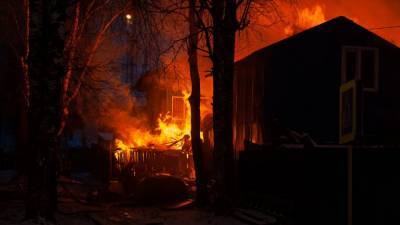 Три человека погибли при пожаре в частном доме под Саратовом