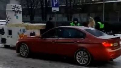 «Сказочное попадалово»: русская печка «устроила» ДТП с BMW в Москве — видео