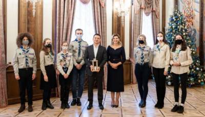 Президентской чете Зеленских передали Вифлеемский огонь (ФОТО)