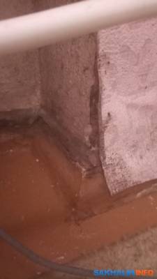 Жильцы дома в Охе жалуются на затопленный подвал
