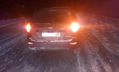 На тюменской трассе автомобиль насмерть сбил пешехода