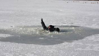 На Рыбинском водохранилище под лед провалились два рыбака