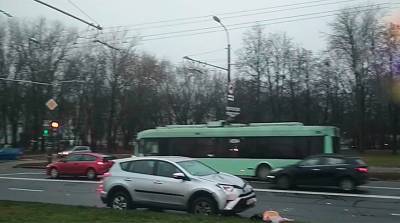 Автомобиль в Минске сбил на переходе женщину