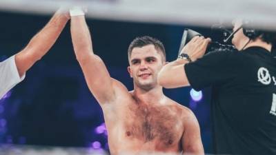 Украинец Митрофанов победил Байфилда и завоевал первый чемпионский титул: видео