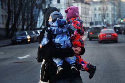 Россиянкам предложили платить зарплаты за материнство