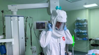 Врач петербургской больницы изобрел антибактериальный шлем с вентилятором.