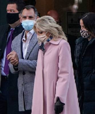 Пальто приятного оттенка лаванды, но повод — трагический: появление Джил Байден, новой первой леди США