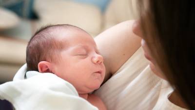 Антитела к коронавирусу могут передаться ребенку с молоком матери