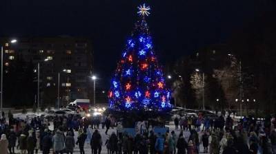В Кузнецке Дед Мороз и Снегурочка водили хороводы вокруг главной елки