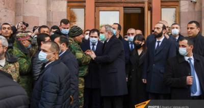 Пашинян и его сторонники начали шествие к Ераблуру