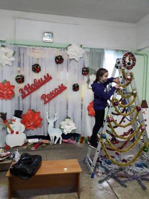 В одной из школ Конотопа дети украсили вместо ёлки «новогоднюю» стремянку