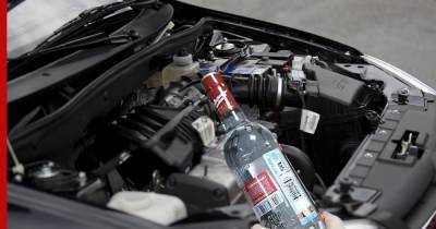 Водителям посоветовали возить бутылку водки в машине