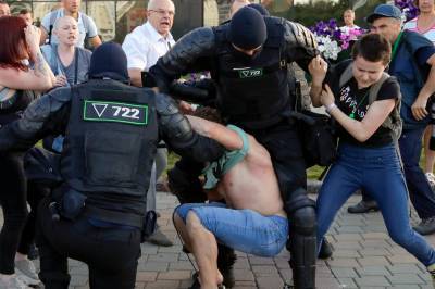 В Сеть слили шокирующие кадры издевательств над протестующими в Минске: Облизывай палку