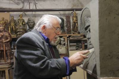 Мастер из подземелья: скульптору Владимиру Суханову исполнилось 85 лет