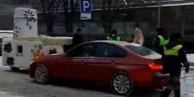 В Москве засняли сказочное ДТП BMW и русской печи