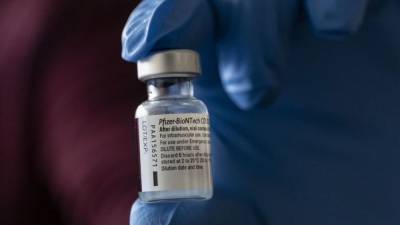 Британские медики назвали вакцину Pfizer сложной
