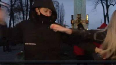 Киевская полиция задержала мужчину, который напал на журналистку NewsOne (ВИДЕО)
