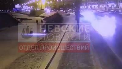 Пешеход с внедорожником слетели с дороги на набережную Невы - newinform.com - Петербург