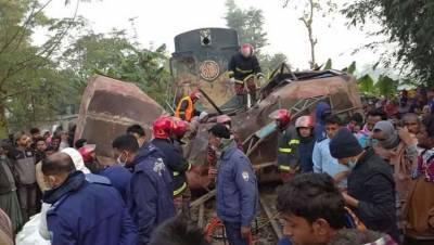 В Бангладеш поезд врезался в автобус, 13 человек погибли