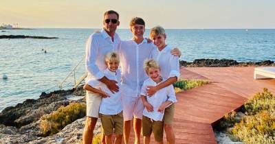 На пляже и поле для гольфа: Андрей Шевченко показал, как с сыновьями проводит отпуск