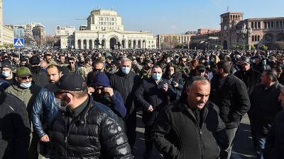 Столкновения между сторонниками и противниками Пашиняна начались в Ереване