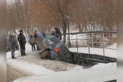 Легковушка улетела под пешеходный мост в Рязани