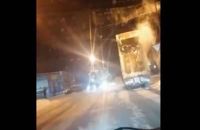 В Сыктывкаре самосвал с поднятым кузовом оборвал провода вдоль Сысольского шоссе
