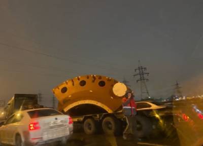 На автомобиль в Петербурге упала огромная «летающая тарелка», собрав гигантскую пробку