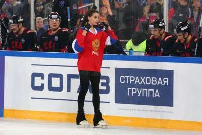 Загитова пришла поддержать сборную России в матче с Чехией в чёрной бейсболке. ФОТО