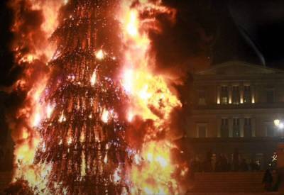 На Херсонщине сгорела новогодняя елка из-за замыкания в гирлянде: фото