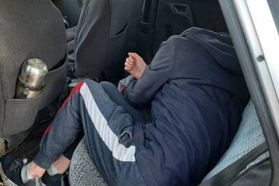 Спящий водитель в машине на трассе в Тверской области попался на хранении наркотиков