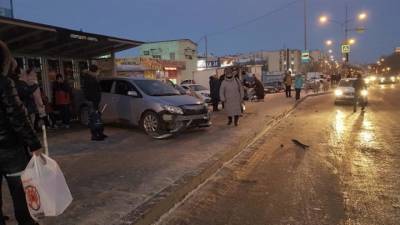 Тюменский таксист протаранил остановку, есть пострадавшие