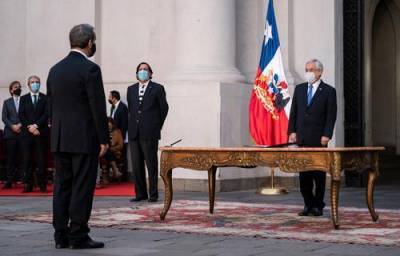 Президента Чили оштрафовали за селфи без маски