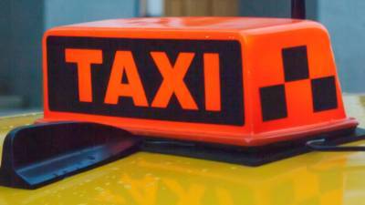 В Тюмени таксист протаранил остановку с людьми