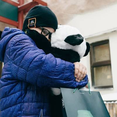 Мальчик Саша, загадавший на "Елке желаний " обнять панду, побывал в Московском зоопарке