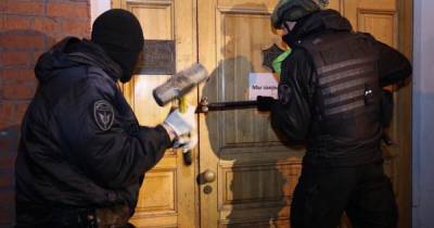 В Москве ОМОН выломал двери тайно работавшего по ночам бара и попал на видео