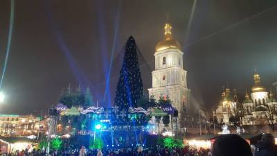 В Киеве зажигают главную елку страны: фото, видео представления