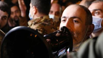 В Армении протестующие преградили путь траурной колонне с Пашиняном