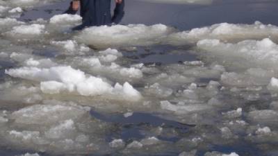 Девочка спасла провалившуюся под лед подругу в Свердловской области