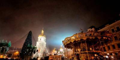 В Киеве зажгли огни на главной новогодней елке Украины — видео