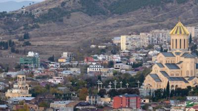 В Тбилиси мужчина угрожает взорвать гранату в жилом доме